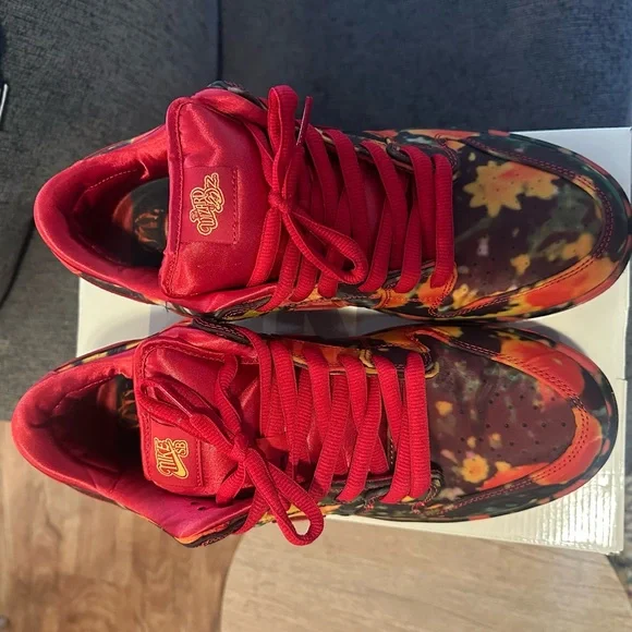 Nike SB Dunk Low Pro Woo QS in Red and Black - Picture 3 of 7